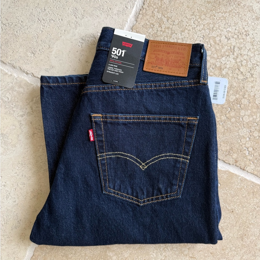Levi's Women Straight Leg Jeans in Dark Indigo - Picture 3 of 3